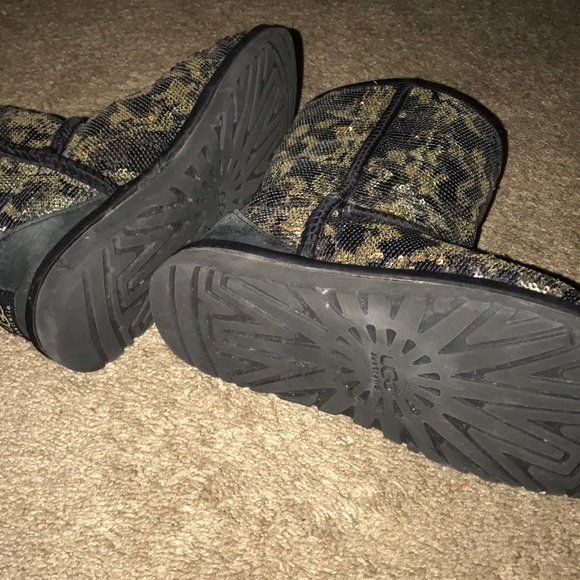 UGGS - Picture 2 of 2